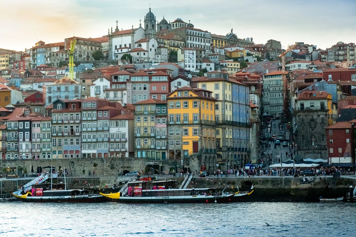 Cais da Ribeira feature