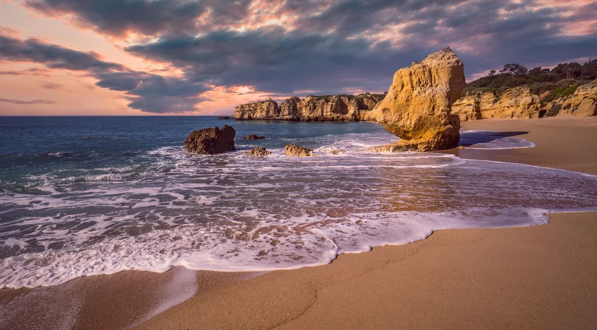 Praia da Marinha feature