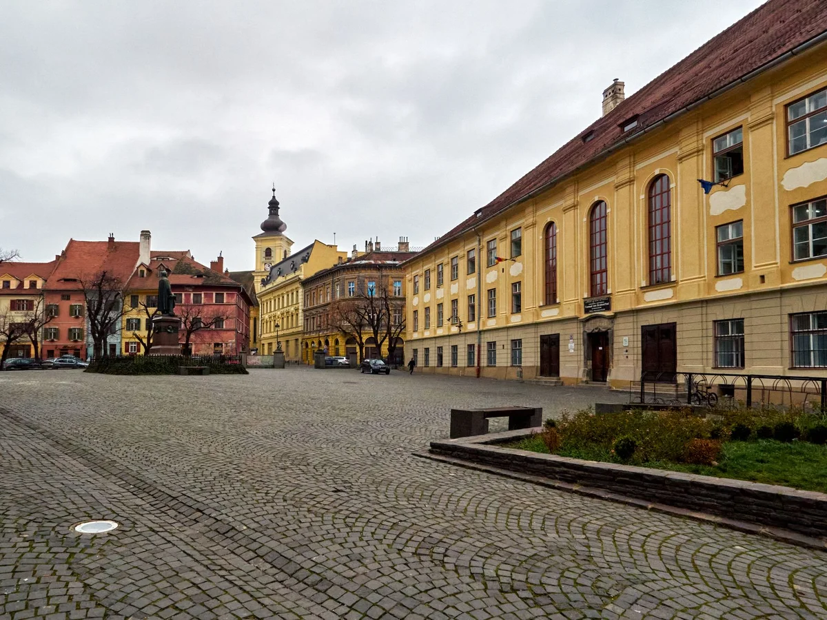 Large Square view 1