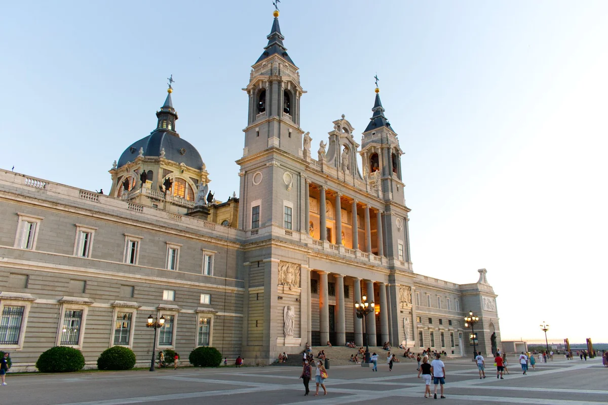 Catedral De La Almudena feature