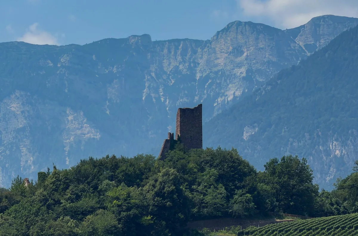 Ringgenberg Castle Church feature
