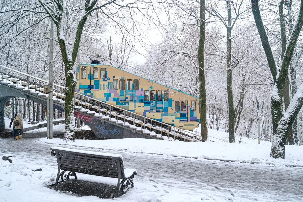 Arsenalna Station feature