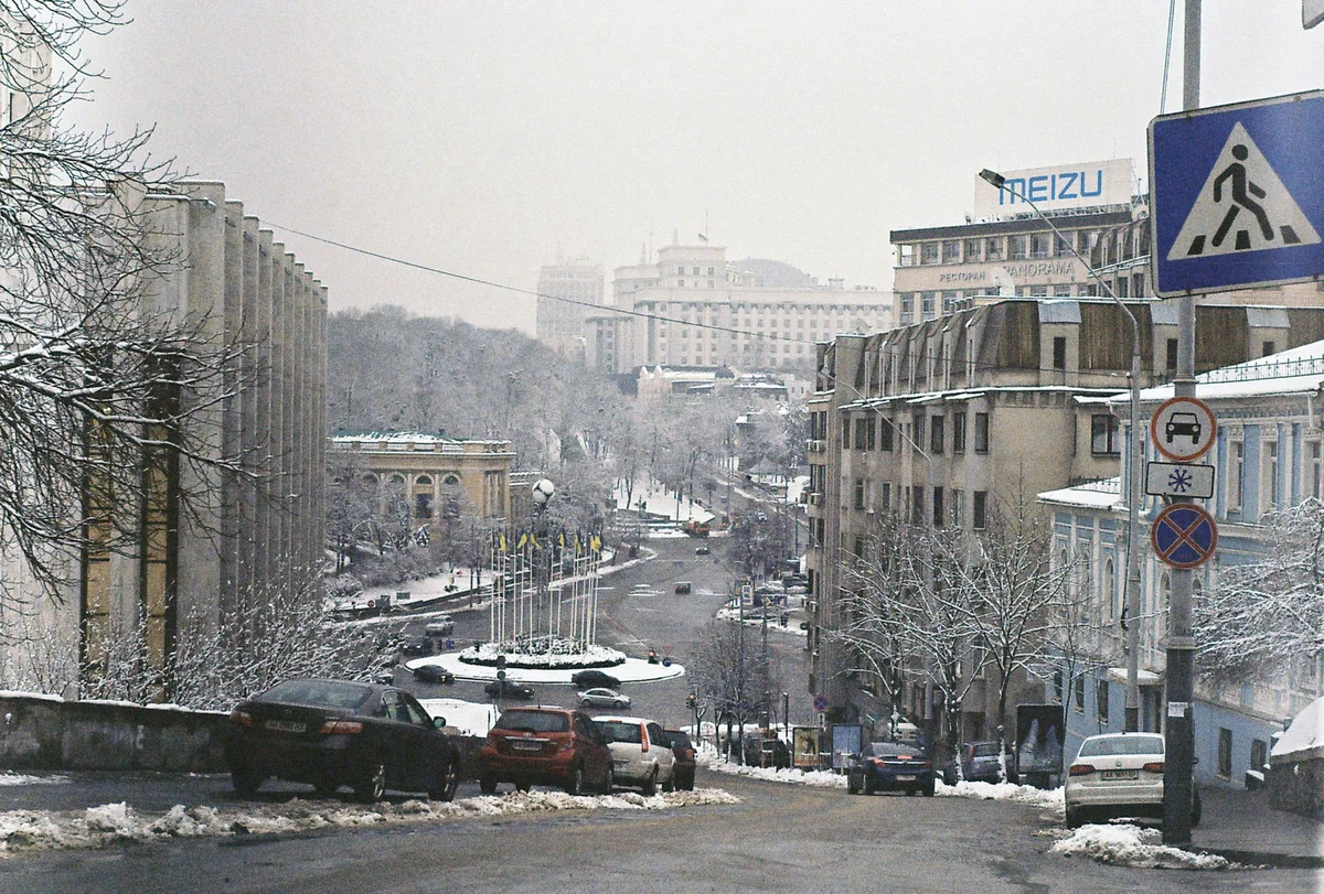 Arsenalna Station view 1