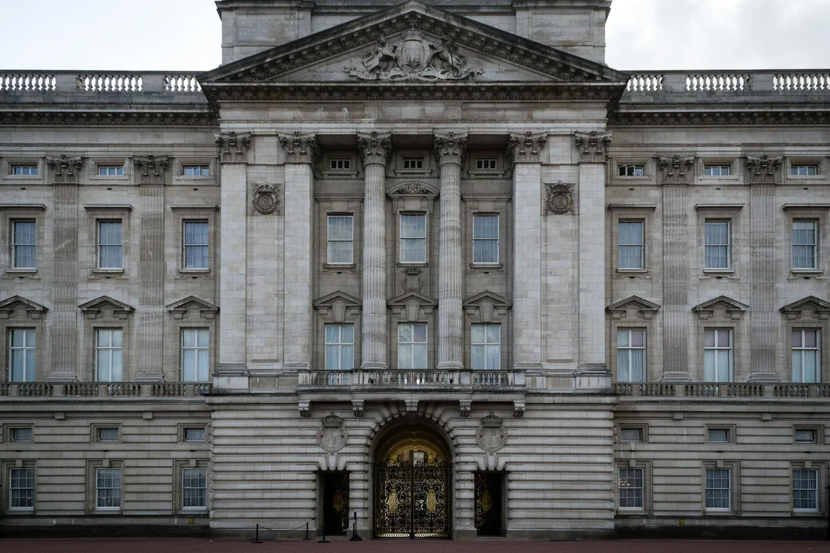 Buckingham Palace view 1